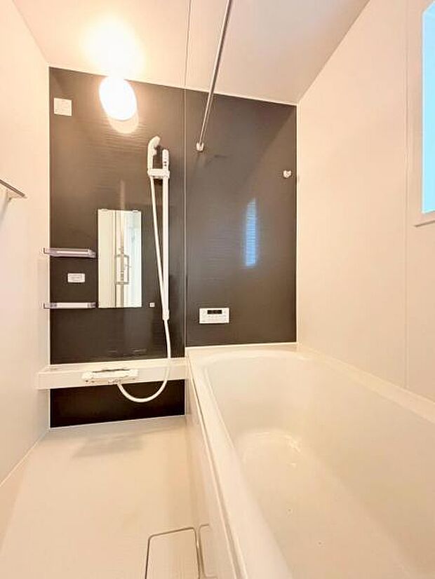 広々とした浴室は一日の疲れをいやす大切な空間足を延ばして体を癒してください。