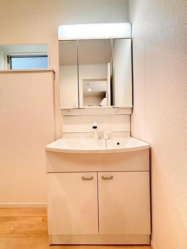 収納豊富な三面鏡洗面化粧台。朝の慌ただしい時間のお手伝いをしっかりサポートします。