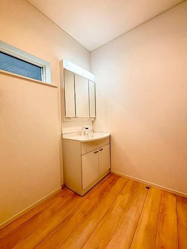 ゆとりの洗面スペースで朝の身支度もスムーズに、ご家族揃って身支度可能なゆとりの洗面室です。