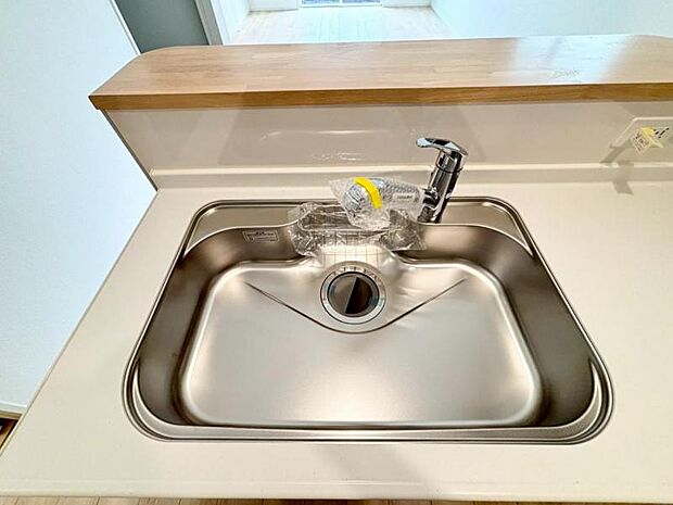 浄水器を内蔵した混合水栓。お料理の際に気軽に浄水が利用いただけます。