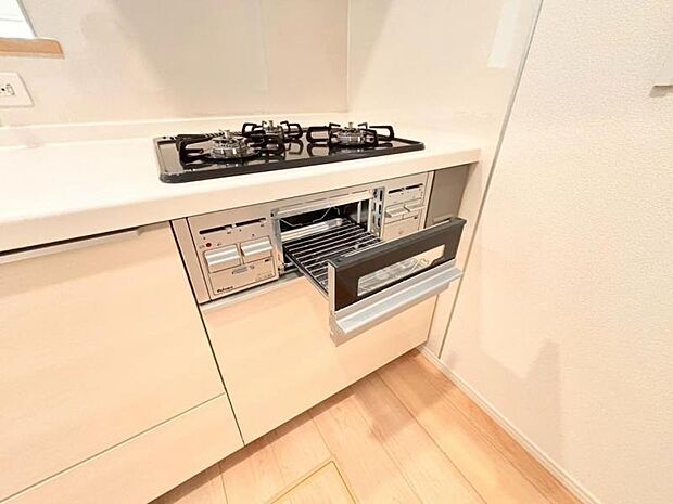 ビルトインガスコンロは様々な料理が作れる便利な専用調理器が充実。グリル調理やお手入れにかける時間と手間を大幅に減らすことができます。