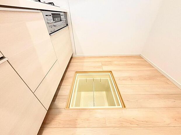 居住スペースを削ることなく収納を増やすことができます。普段は見えないところに異常が生じていないかを点検するための開口部でもあります。