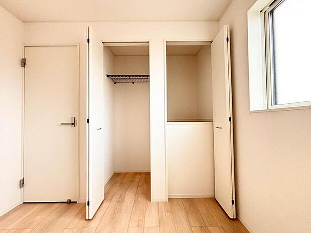 広々とした主寝室は、2面採光により、陽射しがたっぷりと射し込みます。