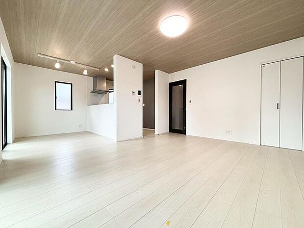 リビングにて笑顔たくさん、暖まる一家団欒の時間を