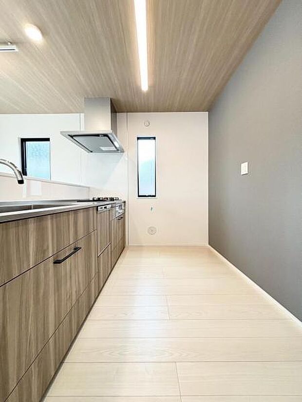 キッチンの収納量もおおく大人数でも安心です！