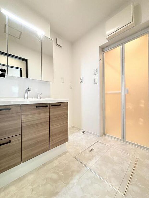 洗面室も広く取られ家事もしやすく複数人入っても大丈夫です！