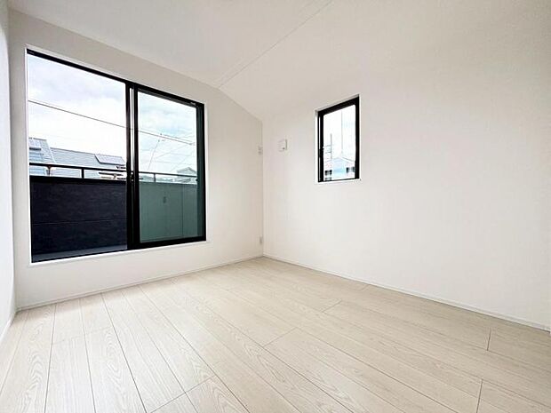 おうち時間に彩を。素敵な居室空間です。