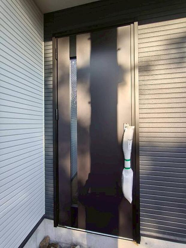 落ち着いた雰囲気の玄関アプローチ。全体のバランスも考慮した設計です