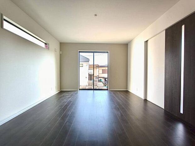 南側から射し込む陽射しは、家族の会話と共に明るい雰囲気を生み出します。