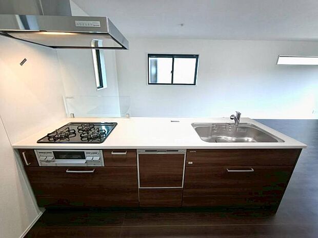 対面式キッチンは、ご家族の会話も増え、家事の合間にお子様に目が届くのも嬉しい設計です。