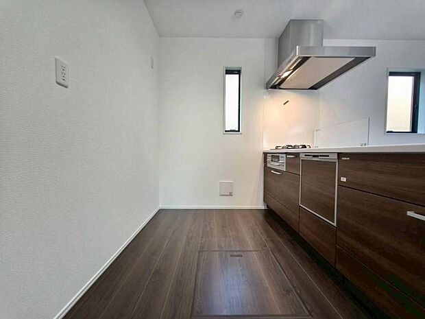 カップボードや大型冷蔵庫を配置出来るスペースを考慮し、リビングで寛ぐ家族と対話をしながら家事を行えます。