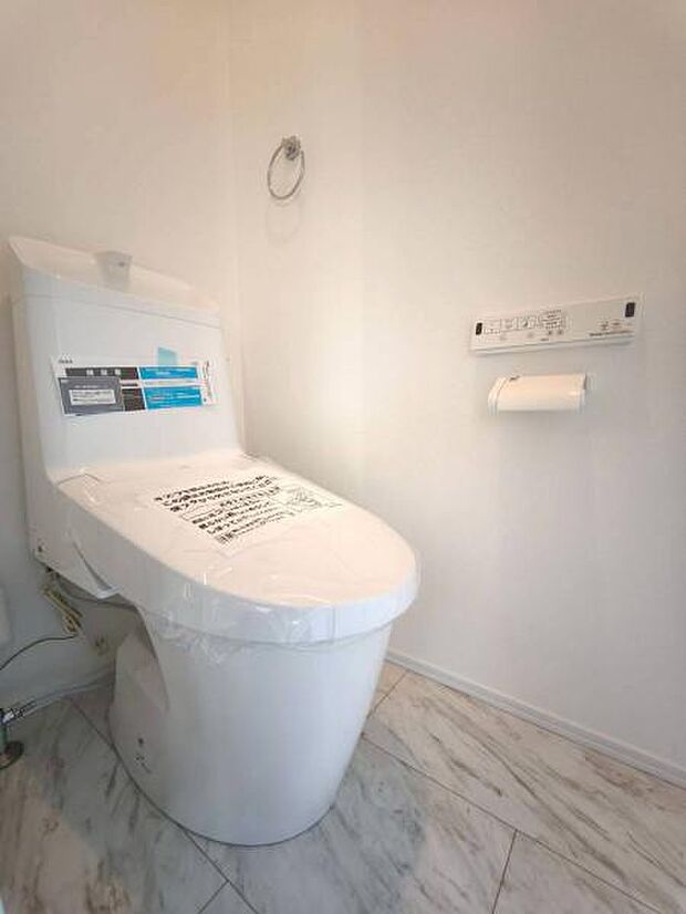 トイレは洗浄機能を標準完備、清潔な空間が印象的です。