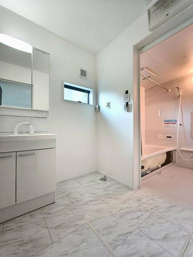 ゆとりの洗面スペースで朝の身支度もスムーズに、ご家族揃って身支度可能なゆとりの洗面室です。