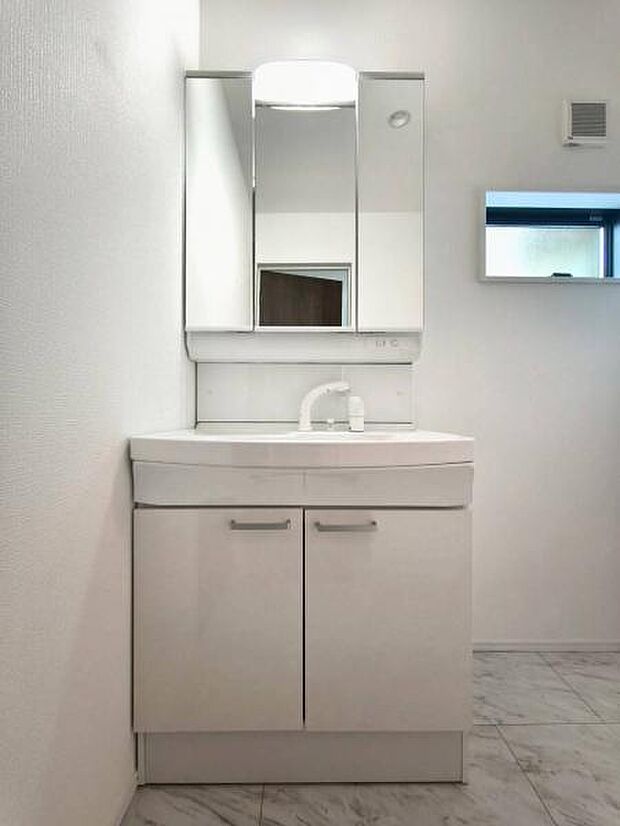 収納豊富な三面鏡洗面化粧台。朝の慌ただしい時間のお手伝いをしっかりサポートします。