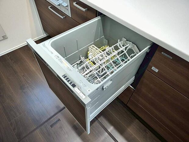 スイッチひとつで洗浄から乾燥まで自動で行い、家事の負担を減らすと共に、節水にも貢献します。