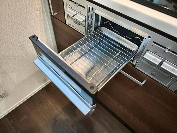 ビルトインガスコンロは様々な料理が作れる便利な専用調理器が充実。グリル調理やお手入れにかける時間と手間を大幅に減らすことができます。