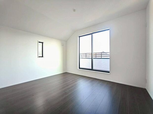 収納もあり、明るいお部屋は寝室に最適です。広々とした主寝室は、2面採光