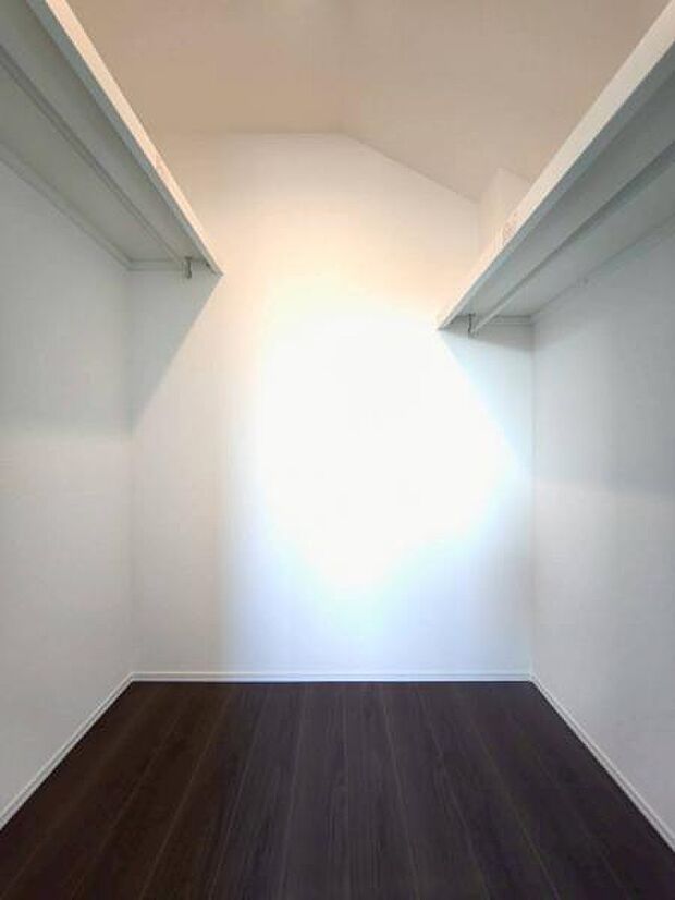 お部屋をスッキリさせるウォークインクローゼットを完備。季節ものから普段使いまできっちり収納できます。