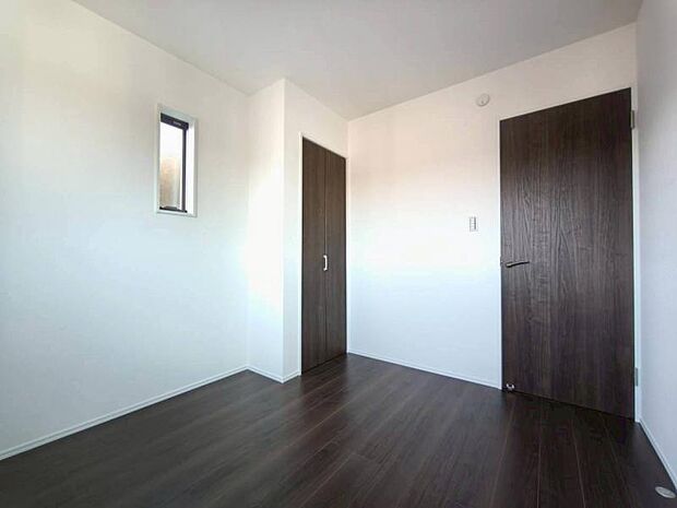 洋室書斎など多目的に利用できるスペース。は2面採光。子供部屋、