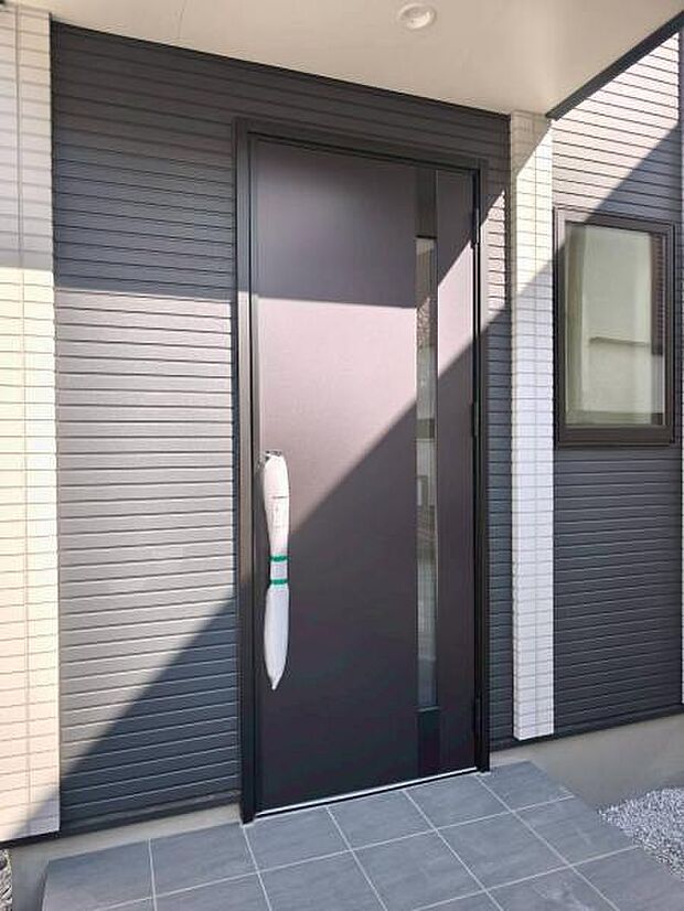 高級感ある玄関扉で気分も上がりますね！