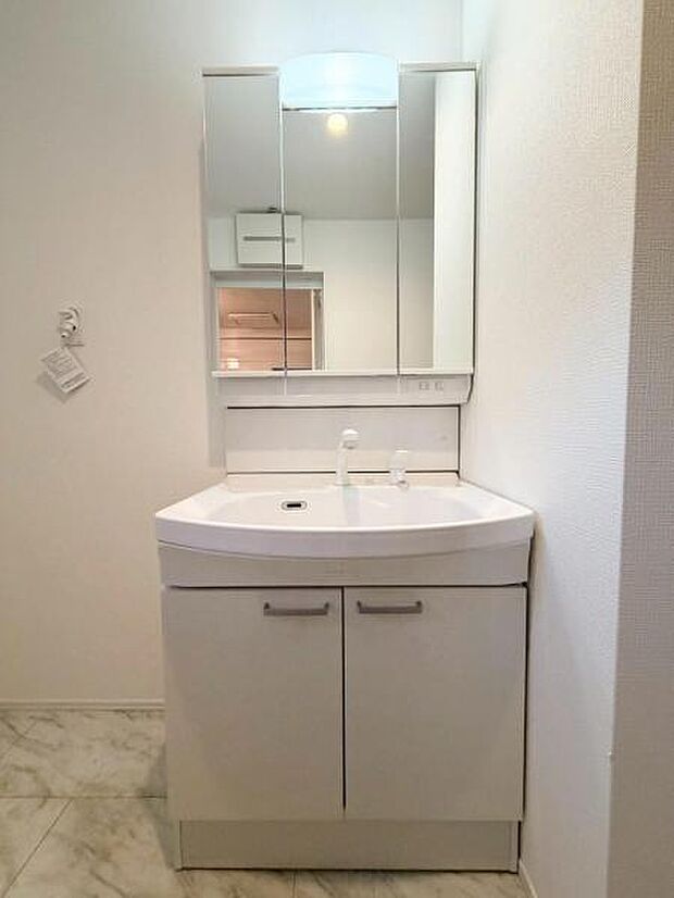 収納豊富な三面鏡洗面化粧台。朝の慌ただしい時間のお手伝いをしっかりサポートします。