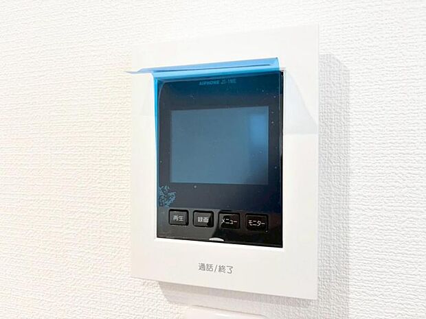 小さなテレビ画面のようなモニターが付いており、訪問者をすぐ確認することができます。