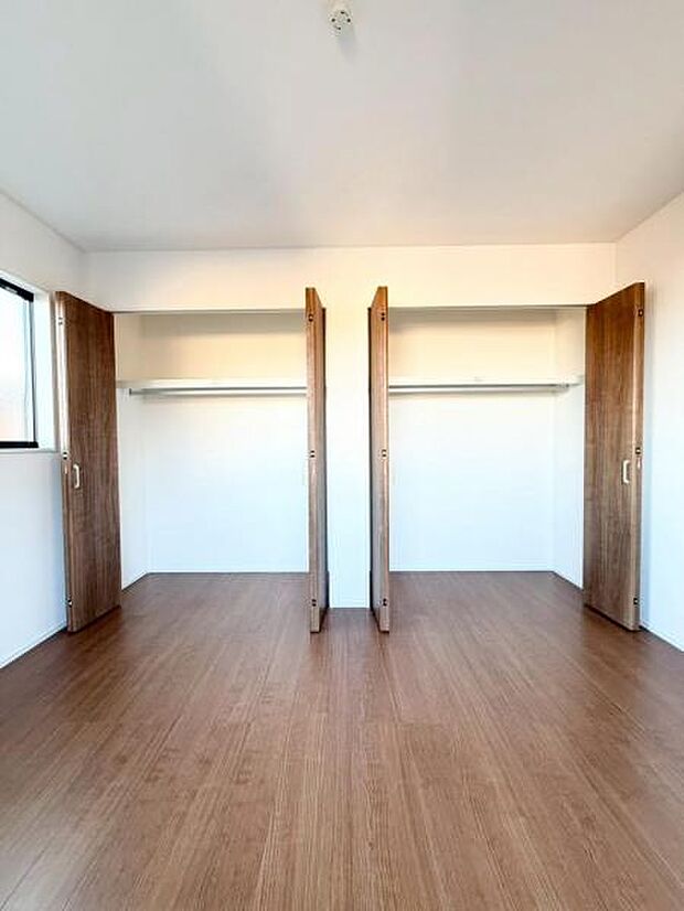 収納もあり、明るいお部屋は寝室に最適です。