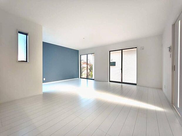 リビングにて笑顔たくさん、暖まる一家団欒の時間を