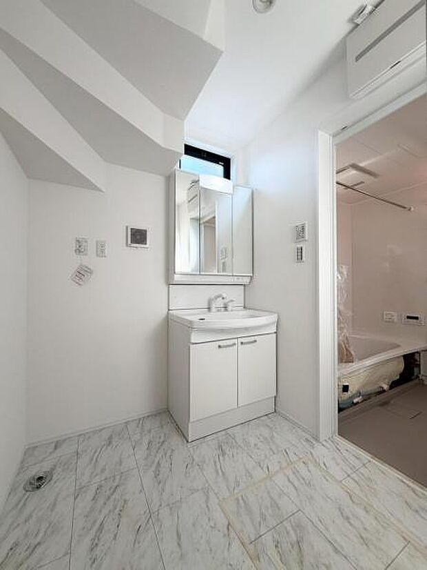 ゆとりの洗面スペースで朝の身支度もスムーズに、ご家族揃って身支度可能なゆとりの洗面室です。