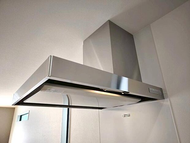 キッチンの換気扇は手元を照らすライトがついております。 強さの調整もできますので使い勝手が良いですよ！ 