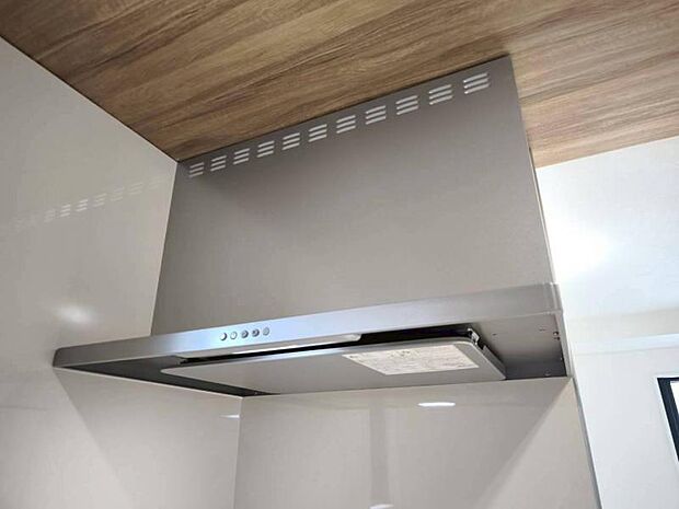 キッチンの換気扇は手元を照らすライトがついております。 強さの調整もできますので使い勝手が良いですよ!