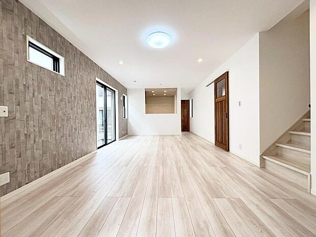 リビングにて笑顔たくさん、暖まる一家団欒の時間を