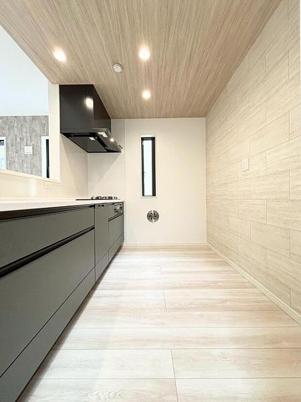 キッチンの収納量もおおく大人数でも安心です！