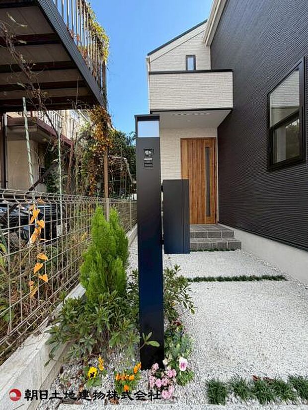 宅配ボックス付きの郵便ポストです！今はマストアイテムですね！