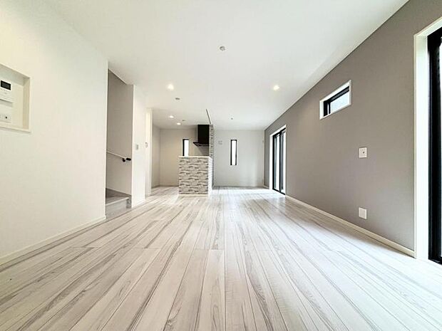 ダイニングテーブルやソファもこだわりたくなるような空間です!