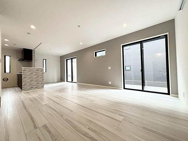 リビングにて笑顔たくさん、暖まる一家団欒の時間を