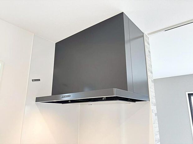 キッチンの換気扇は手元を照らすライトがついております。強さの調整もできますので使い勝手が良いですよ!