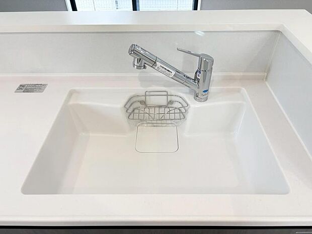 キッチンシンクは使い勝手の良い大きさとなっております!お手入れも楽々で清潔感が演出されるホワイトです!