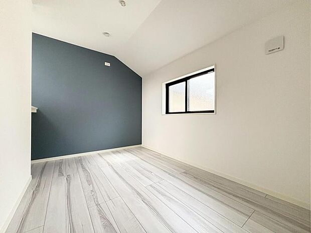 おうち時間に彩を。素敵な居室空間です。