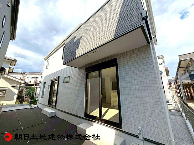 おうち時間に彩を。素敵な居室空間です。