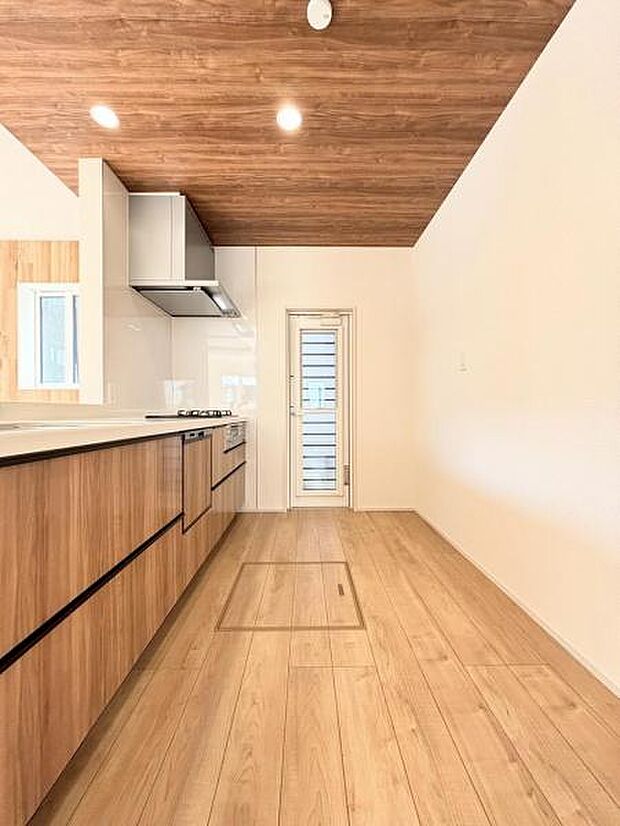 キッチンの収納量もおおく大人数でも安心です!