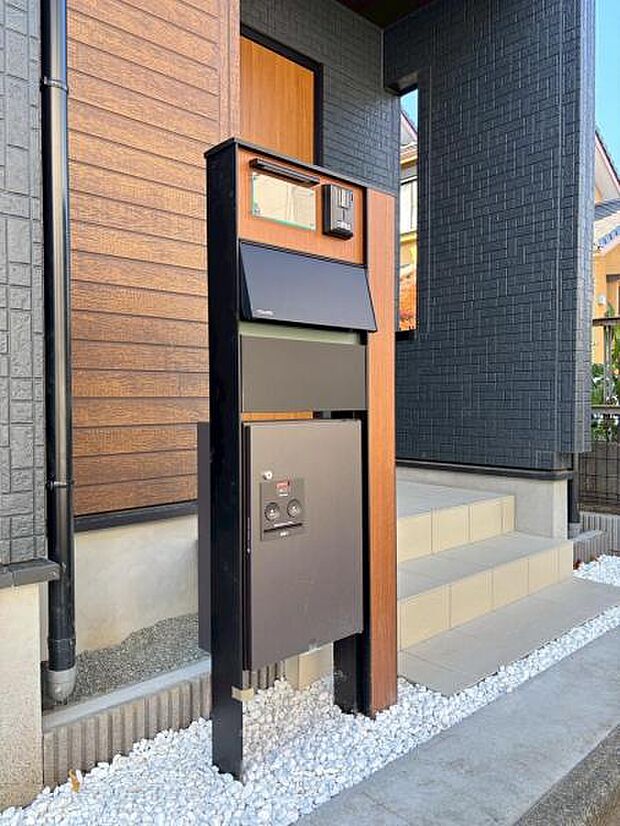 宅配ボックス付きの郵便ポストです!今はマストアイテムですね!