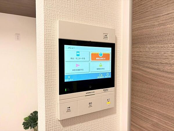 モニター付きインターホンで玄関を確認しなくても誰が来たのかすぐわかります。また、姿を見られたくない空き巣や不審者が嫌がるため、防犯効果を高めることもでき、お子様のお留守番も安全・安心です。
