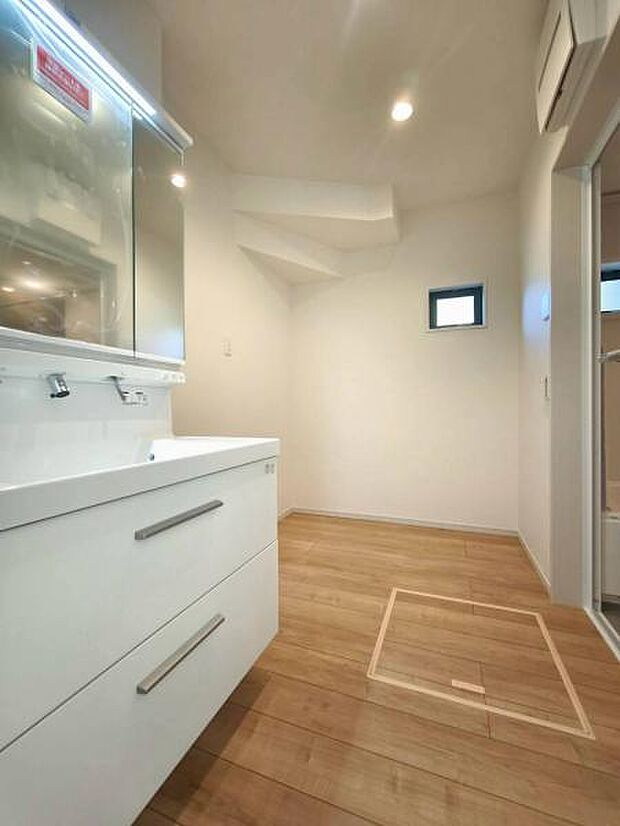洗面室も広く取られ家事もしやすく複数人入っても大丈夫です！