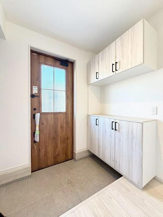 収納力豊富なシューズクローゼットもある清潔感があふれる玄関です。