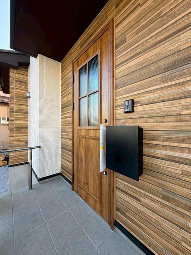 落ち着いた雰囲気の玄関アプローチ。全体のバランスも考慮した設計です