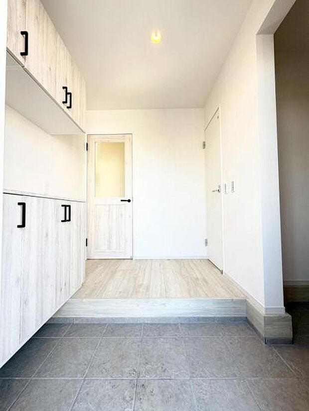 明るさも自慢の玄関ホール。室内が見えないように設計されています。