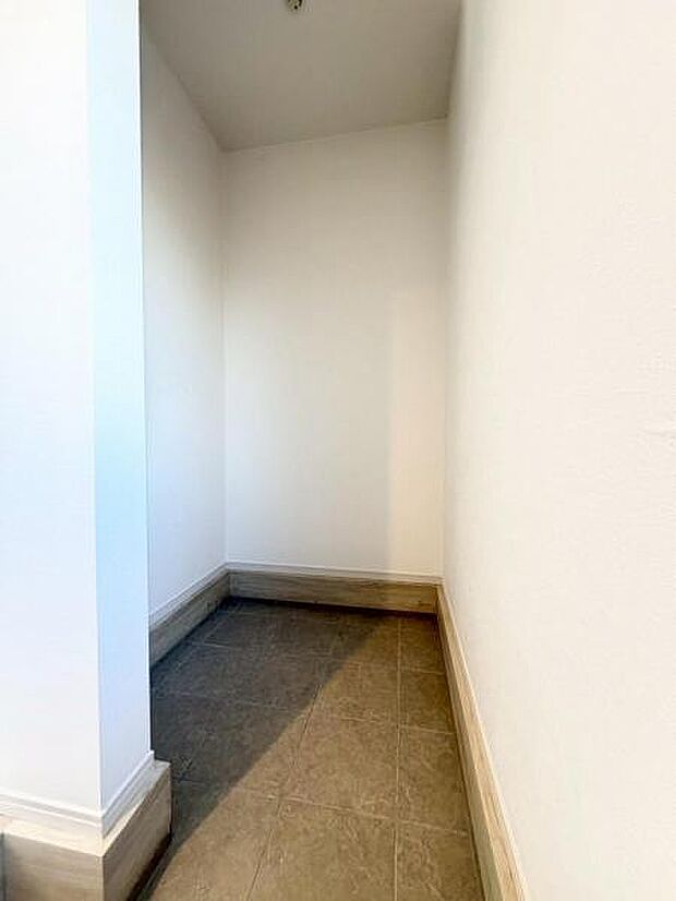 玄関のシューズインクローゼット。雨具、ベビーカー、自転車の空気入れ、工具や汚れてかさばる部活用品などの収納に便利。