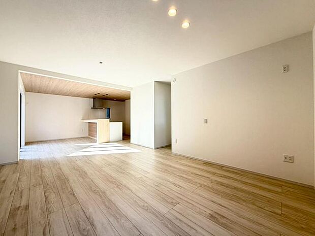 お店で見掛けた「あの家具」でも自由に配置できるゆとりのリビング空間。