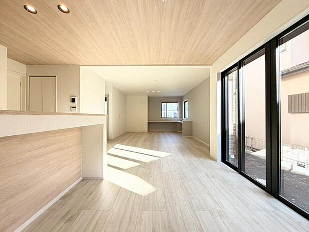 南側から射し込む陽射しは、家族の会話と共に明るい雰囲気を生み出します。